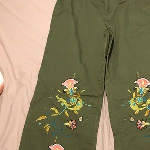 Venus embroidered cropped pants. Size 8
